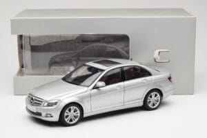 Mercedes C-Class W204 Avantgarde Prateado AUTOart 1:18 B66962368 Metal - imagem 8 de 8