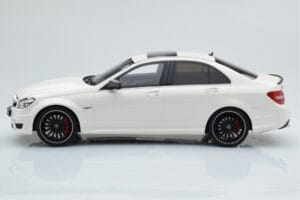 Mercedes C63 AMG W204 Branco GT Spirit 1:18 GT166 Resina - imagem 3 de 6