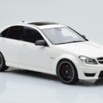 Mercedes C63 AMG W204 Branco GT Spirit 1:18 - image 4 of 6