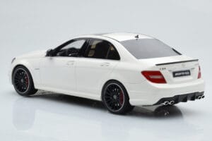 Mercedes C63 AMG W204 Branco GT Spirit 1:18 GT166 Resina - imagem 5 de 6