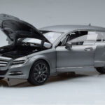 Mercedes CLS Shooting Brake X218 Alanite Cinzento Norev 1:18 - image 2 of 7