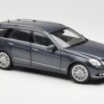 Mercedes E-Class S212 T-Model Tenorit Cinzento Metálico Minichamps 1:18 B66962447 - image 6 of 8