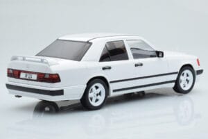 Mercedes E-Class W124 Tuning Branco MCG 1:18 MCG18343 Metal - imagem 2 de 6