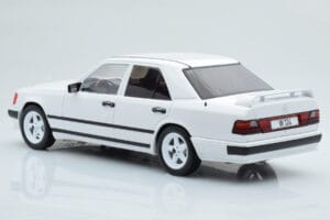 Mercedes E-Class W124 Tuning Branco MCG 1:18 MCG18343 Metal - imagem 5 de 6
