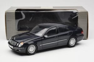 Mercedes E-Class W211 Azul Metálico Kyosho 1:18 B66962147 Metal - imagem 8 de 8