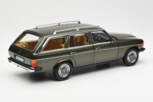 Mercedes 230T W123 T-Model Verde Metalizado Norev 1:18 183730 Metal - imagem 3 de 8
