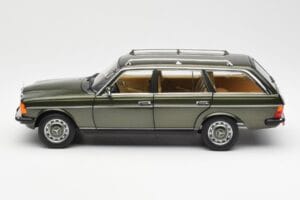 Mercedes 230T W123 T-Model Verde Metalizado Norev 1:18 183730 Metal - imagem 4 de 8