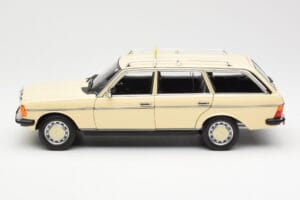 Mercedes 230T W123 T-Model Táxi Norev 1:18 183731 Metal - imagem 4 de 8