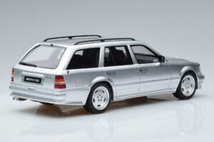 Mercedes E36 AMG S124 Prata Otto 1:18 OT889 Resina - imagem 2 de 6