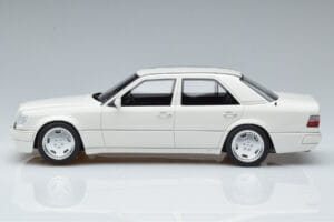 Mercedes E60 AMG W124 Branco Otto 1:18 B66040640 Resina - imagem 3 de 6