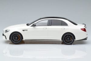 Mercedes AMG E63 S W213 Branco GT Spirit 1:18 B66965711 Resina - imagem 3 de 6