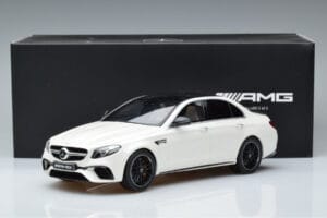 Mercedes AMG E63 S W213 Branco GT Spirit 1:18 B66965711 Resina - imagem 6 de 6