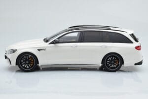 Mercedes AMG E63 S S213 T-Model Branco GT Spirit 1:18 GT795 Resina - imagem 3 de 6