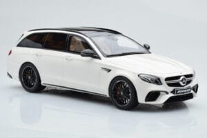 Mercedes AMG E63 S S213 T-Model Branco GT Spirit 1:18 GT795 Resina - imagem 4 de 6
