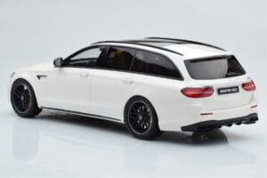 Mercedes AMG E63 S S213 T-Model Branco GT Spirit 1:18 GT795 Resina - imagem 5 de 6