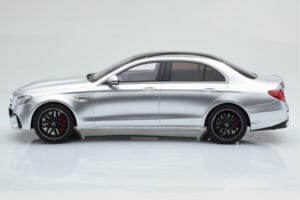 Mercedes AMG E63 S W213 Prata GT Spirit 1:18 GT230 Resina - imagem 3 de 6