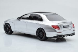 Mercedes AMG E63 S W213 Prata GT Spirit 1:18 GT230 Resina - imagem 5 de 6