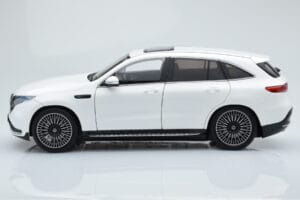 Mercedes EQC 400 Diamond Branco NZG 1:18 B66963756 Metal - imagem 4 de 8