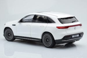 Mercedes EQC 400 Diamond Branco NZG 1:18 B66963756 Metal - imagem 7 de 8