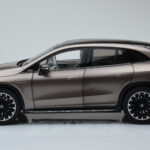 Mercedes EQE SUV X294 AMG Line Velvet Castanho NZG 1:18 - image 4 of 8