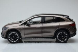 Mercedes EQE SUV X294 AMG Line Velvet Castanho NZG 1:18 B66960836 Metal - imagem 4 de 8