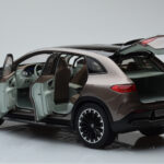 Mercedes EQE SUV X294 AMG Line Velvet Castanho NZG 1:18 - image 5 of 8