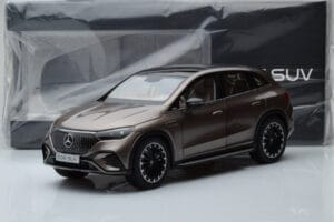 Mercedes EQE SUV X294 AMG Line Velvet Castanho NZG 1:18 B66960836 Metal - imagem 8 de 8