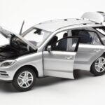 Mercedes M-Class W166 Iridium Prata Metálico Minichamps 1:18 B66960064 - image 2 of 8