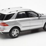 Mercedes M-Class W166 Iridium Prata Metálico Minichamps 1:18 B66960064 - image 3 of 8