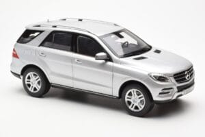 Mercedes M-Class W166 Iridium Prata Metálico Minichamps 1:18 B66960064 Metal - imagem 6 de 8
