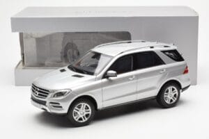 Mercedes M-Class W166 Iridium Prata Metálico Minichamps 1:18 B66960064 Metal - imagem 8 de 8
