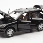 Mercedes M-Class W166 Obsidian Preto Metálico Minichamps 1:18 B66960063 - image 2 of 8