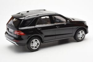 Mercedes M-Class W166 Obsidian Preto Metálico Minichamps 1:18 B66960063 Metal - imagem 3 de 8