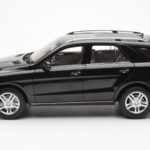 Mercedes M-Class W166 Obsidian Preto Metálico Minichamps 1:18 B66960063 - image 4 of 8
