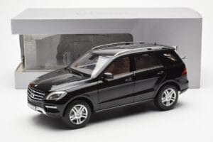 Mercedes M-Class W166 Obsidian Preto Metálico Minichamps 1:18 B66960063 Metal - imagem 8 de 8