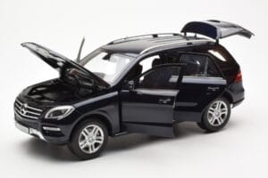 Mercedes M-Class W166 Tansanite Azul Metálico Minichamps 1:18 B66960065 Metal - imagem 2 de 8