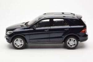 Mercedes M-Class W166 Tansanite Azul Metálico Minichamps 1:18 B66960065 Metal - imagem 4 de 8