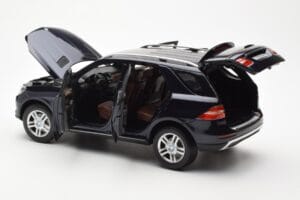 Mercedes M-Class W166 Tansanite Azul Metálico Minichamps 1:18 B66960065 Metal - imagem 5 de 8