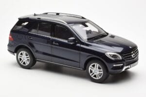 Mercedes M-Class W166 Tansanite Azul Metálico Minichamps 1:18 B66960065 Metal - imagem 6 de 8