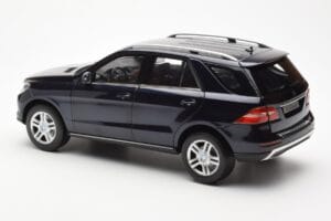 Mercedes M-Class W166 Tansanite Azul Metálico Minichamps 1:18 B66960065 Metal - imagem 7 de 8