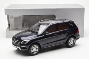 Mercedes M-Class W166 Tansanite Azul Metálico Minichamps 1:18 B66960065 Metal - imagem 8 de 8