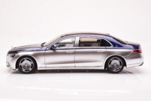 Mercedes Maybach S680 W223 Nautical Azul Cirrus Prateado Almost Real 1:18 820125 Metal - imagem 4 de 8