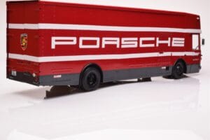 Mercedes O317 Porsche Transporter Vermelho CMR 1:18 CMR149 Metal - imagem 2 de 12