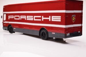 Mercedes O317 Porsche Transporter Vermelho CMR 1:18 CMR149 Metal - imagem 3 de 12