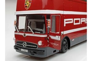 Mercedes O317 Porsche Transporter Vermelho CMR 1:18 CMR149 Metal - imagem 4 de 12