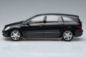 Mercedes R-Class W251 Obsidian Preto Minichamps 1:18 B66962325 Metal - imagem 4 de 7