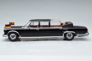 Mercedes 600 Pullman W100 Landaulet Queen Elizabeth II KK-Scale 1:18 KKDC181185 Metal - imagem 3 de 6