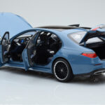 Mercedes S-Class W223 Vintage Azul Norev 1:18 - image 4 of 7