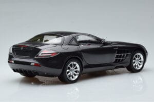 Mercedes SLR McLaren Preto CMC 1:18 M-045F Metal - imagem 3 de 10