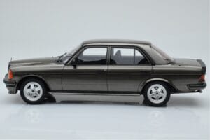 Mercedes W123 AMG 280 Cinzento Otto 1:18 OT750 Resina - imagem 3 de 6